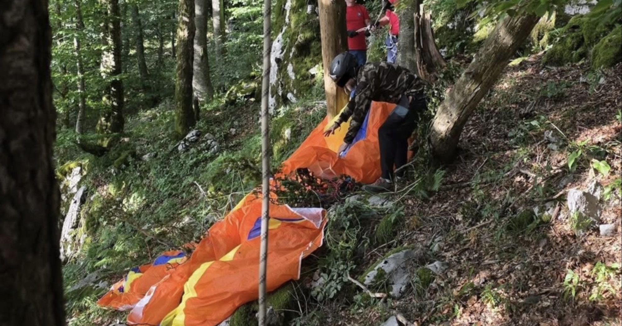 Paraglajder zapeo u krošnji u Gorskom kotaru, spasio ga HGSS