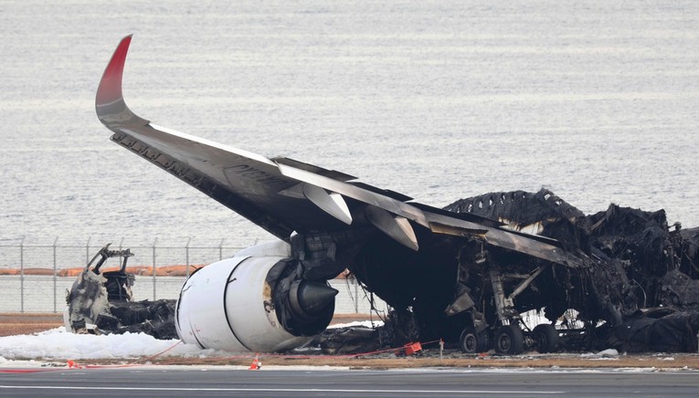 Pokušava se utvrditi uzrok nesreće na tokijskom aerodromu u kojoj je poginulo 5 ljudi
