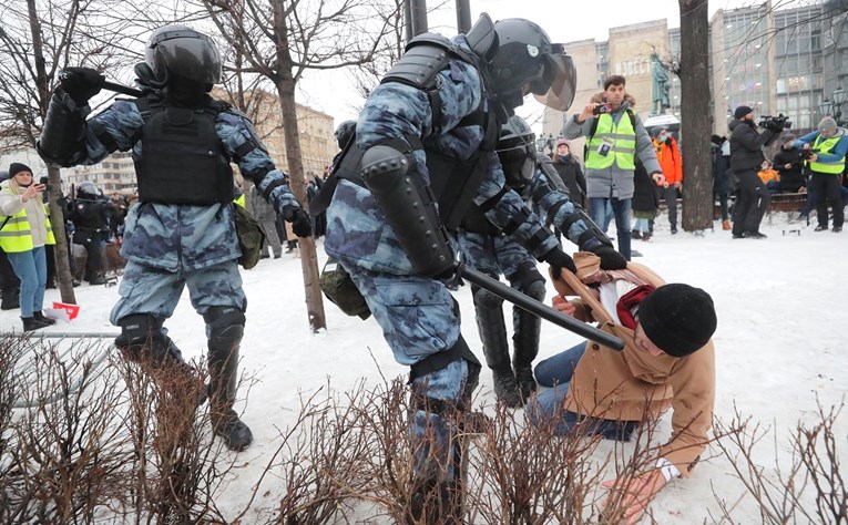 Žestoki sukobi diljem Rusije, uhićeno preko 2500 prosvjednika: "Putin je lopov"