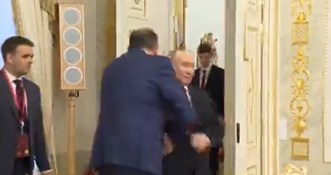 VIDEO Dodik htio ljubiti Putina, ovaj se izmaknuo