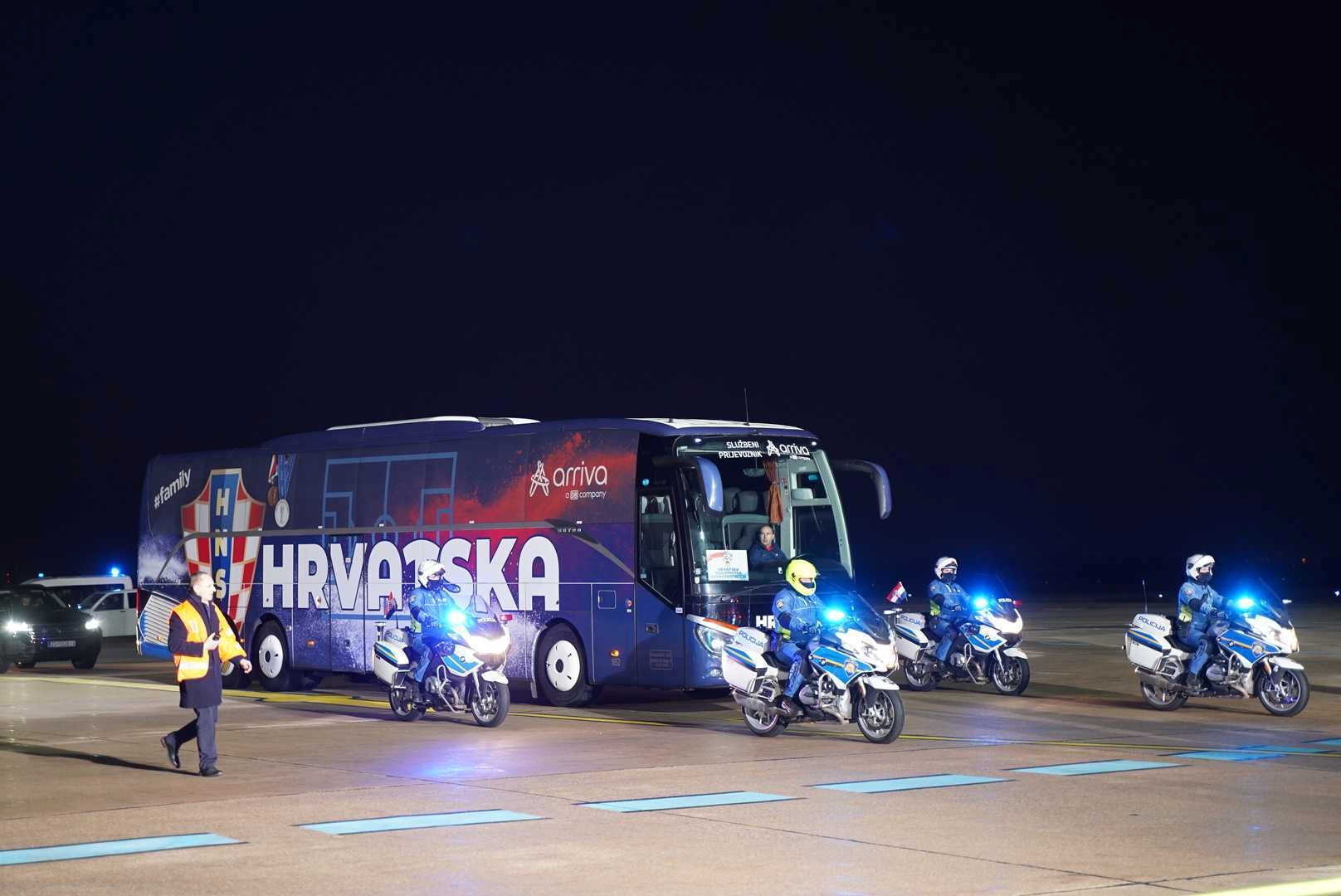U ovom busu će se Vatreni voziti do Trga, policajci svoje motore ukrasili zastavama