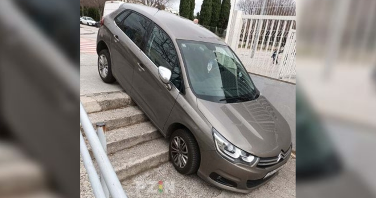 Fotka auta na stepenicama u Splitu nasmijala ljude na Fejsu: "Izložbeni model"