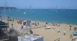 VIDEO Ovo je trenutak udara na plažu na Krimu. Ljudi u panici bježali