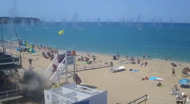 VIDEO Ovo je trenutak udara na plažu na Krimu. Ljudi u panici bježali