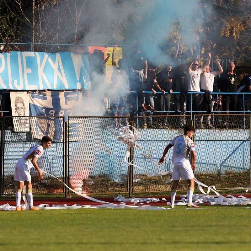 Armada zasula teren papirima dok je Rijeka gubila. Time su pomagali protivniku