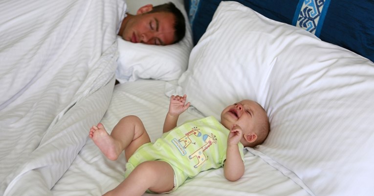 Otac tvrdi da supruga treba ustajati noću zbog bebe jer on radi, ljudi su podijeljeni