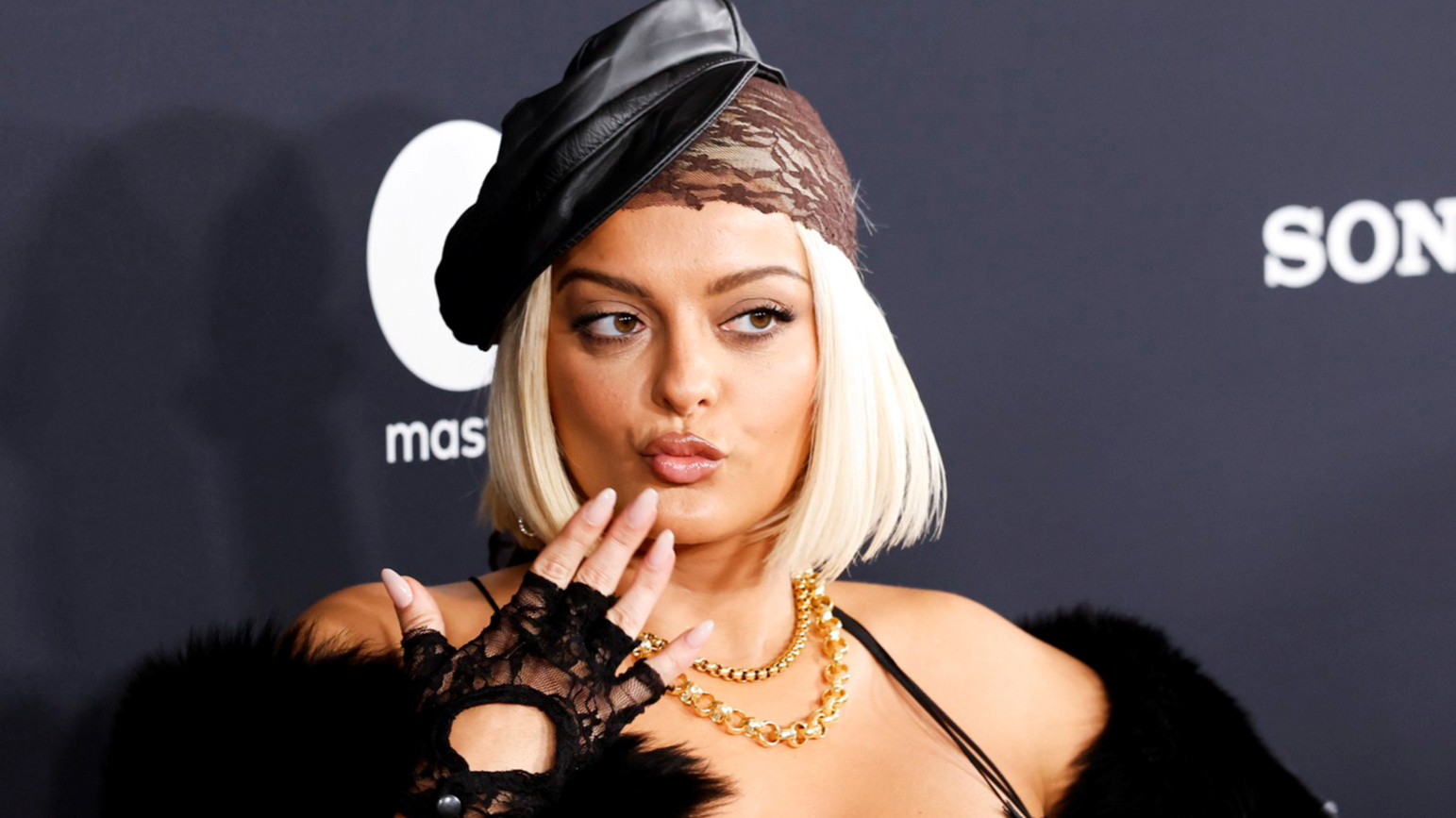 Pjevačica albanskih korijena: Za novu pjesmu inspirirao me poljubac s obožavateljicom