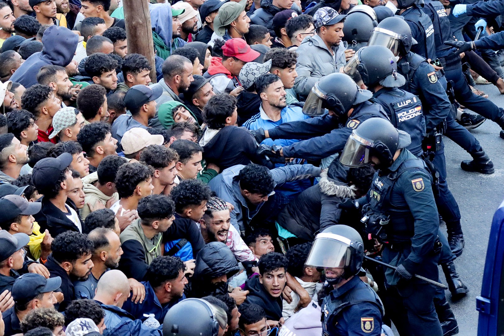 Policija pucala u zrak tijekom stampeda migranata u Ceuti