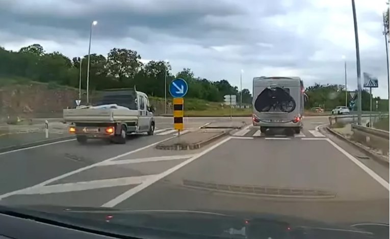 VIDEO Kamionom bez vozačke divljao po Krku, vozio u krivom smjeru u rotoru...