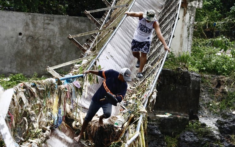 FOTO Tropska oluja pogodila Filipine, najmanje 13 mrtvih