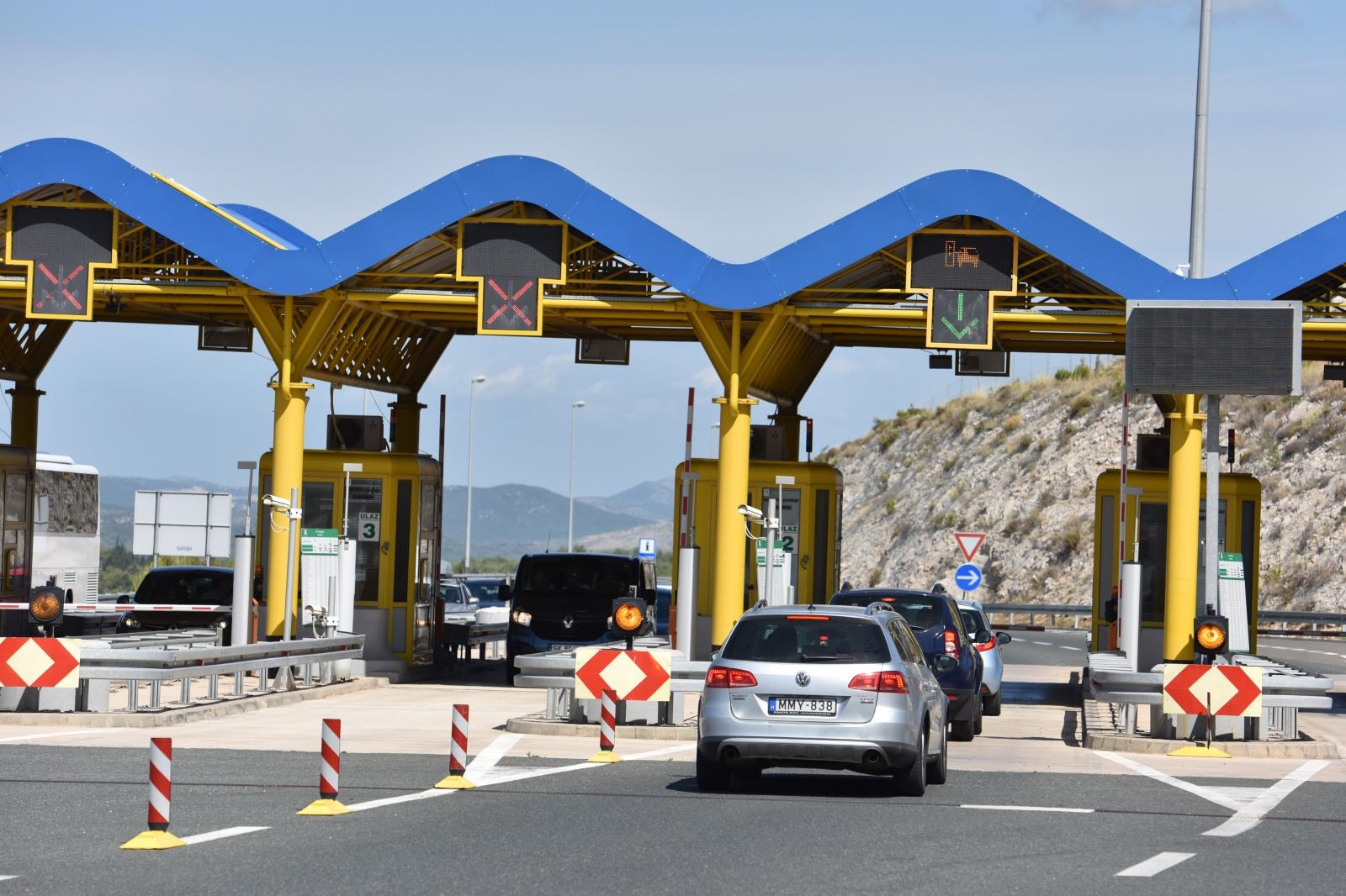 Ceste su mokre i skliske, pazite kako vozite