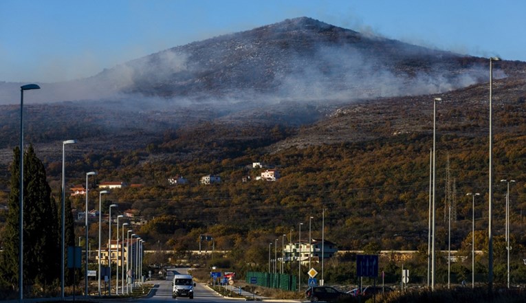 VIDEO Izbio požar u splitskom zaleđu, izgorjelo 10 hektara terena