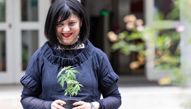Nakon što je predstavila Lex cannabis, Mirela Holy posadila jednu biljčicu