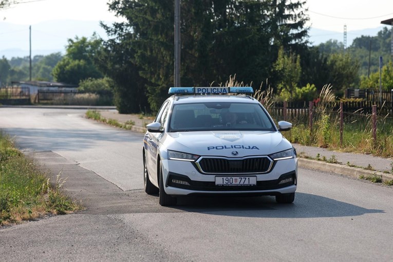 Muškarac prijetio da će ubiti susjeda pa mu policija u kući našla arsenal oružja