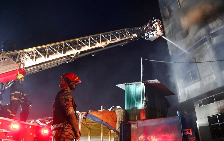 Veliki požar u tvornici u Bangladešu, troje mrtvih, ljudi skakali kroz prozore