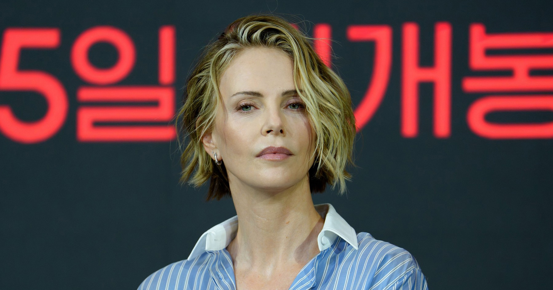 Charlize Theron privukla pažnju u prozirnoj suknji na promociji "Odiseje"