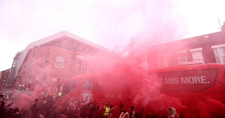 Liverpoolovi navijači organizirali doček momčadi i razbjesnili britansku javnost