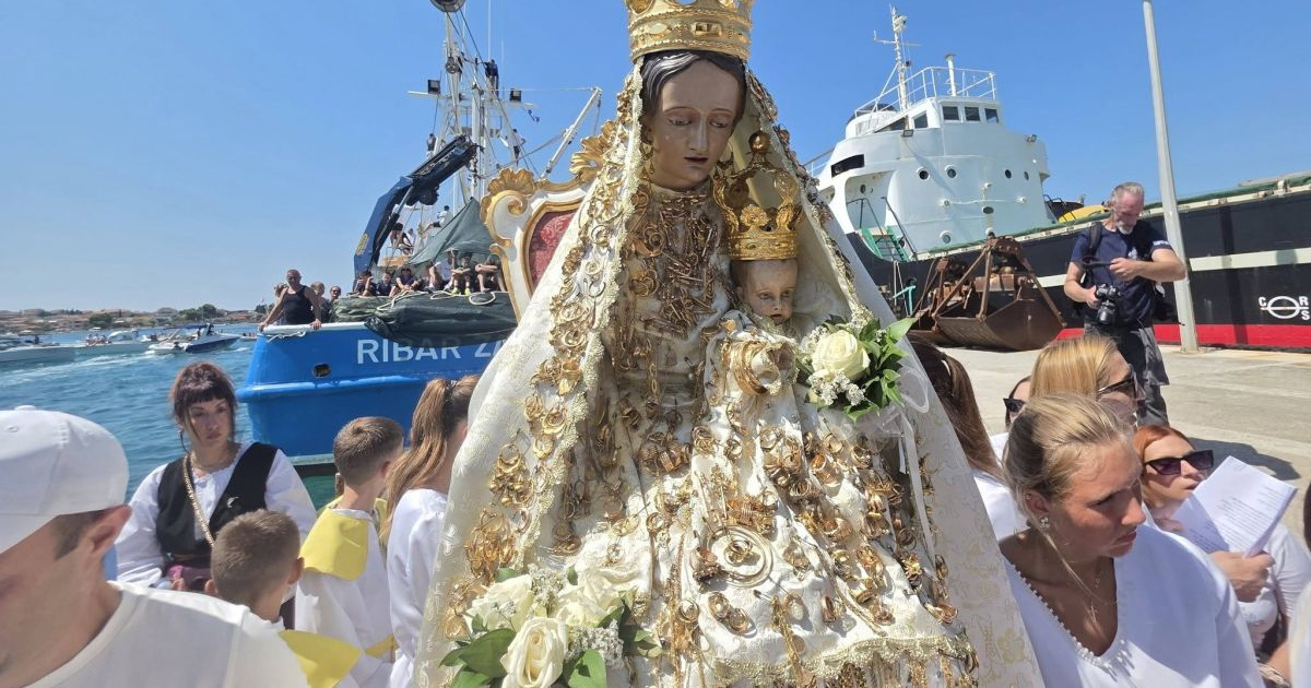Kip Gospe visok četiri metra postavljen uz jedan od najprometnijih kanala na Jadranu