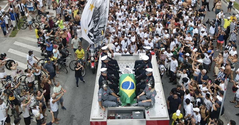 Posljednji ispraćaj Pelea, procesija na ulicama Santosa