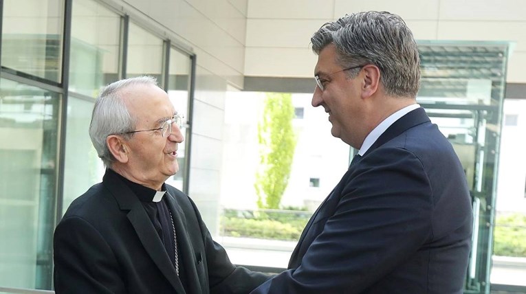 Plenković se zahvalio bivšem zadarskom nadbiskupu: Vaš doprinos je nemjerljiv