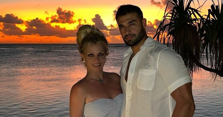 Emigrirao je iz Irana, postao model, a sada čeka bebu s 12 godina starijom pjevačicom