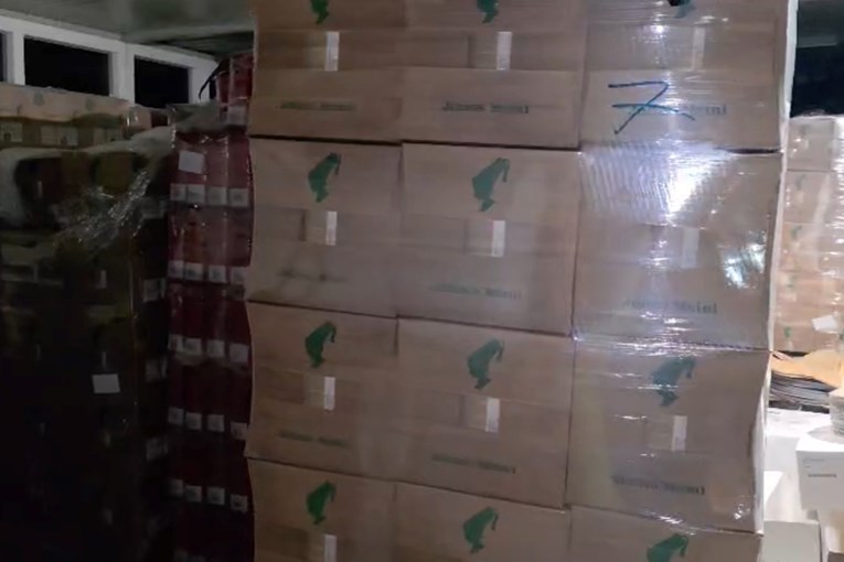 VIDEO U skladištu u Kaštelima skrivali tone ukradene talijanske kave, uhićeni su