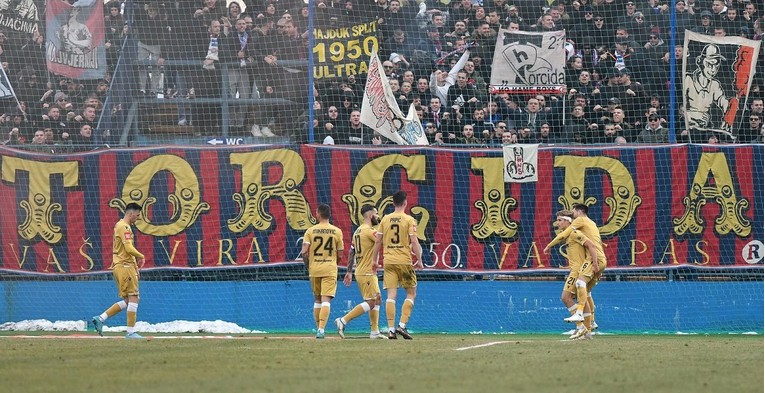Torcida je bila bijesna na igrače nakon dva poraza. Poslušajte ispraćaj nakon pobjede