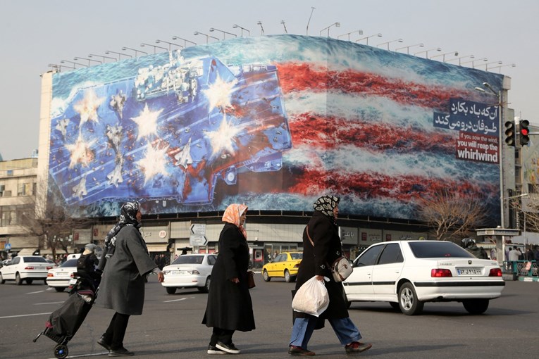 Trump šalje flotu prema Iranu, Teheran odgovorio muralom