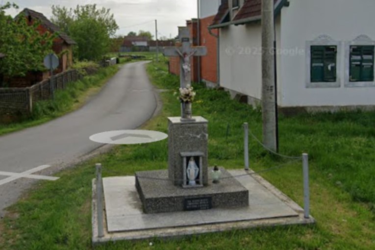 Pijan se zabio u raspelo u Pitomači i pobjegao