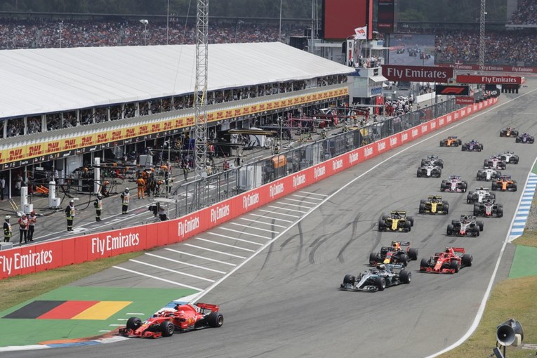 Veliki šok za Ferrari: Vettel se razbio kao vodeći, Hamilton krenuo 14. i pobijedio