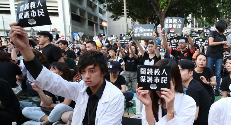 U Hong Kongu počelo suđenje prosvjednicima zbog upada u parlament 2019.