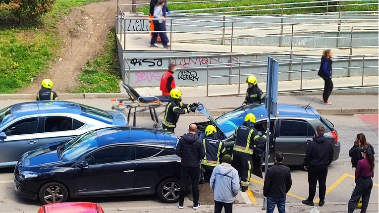 Nesreća u Zagrebu, vatrogasci izvukli čovjeka iz auta