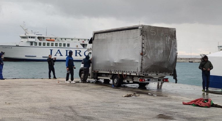 U Splitu sinoć kamion upao u more. Izvukli ga danas poslijepodne, iz drugog pokušaja