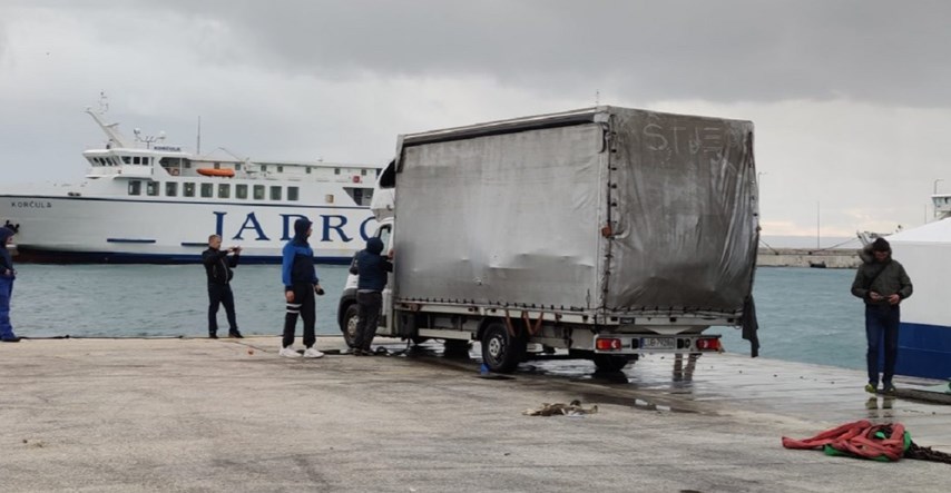 U Splitu sinoć kamion upao u more. Izvukli ga danas poslijepodne, iz drugog pokušaja