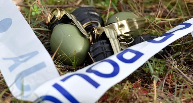 Policija kod Gospićanina našla bombu, puške i metke