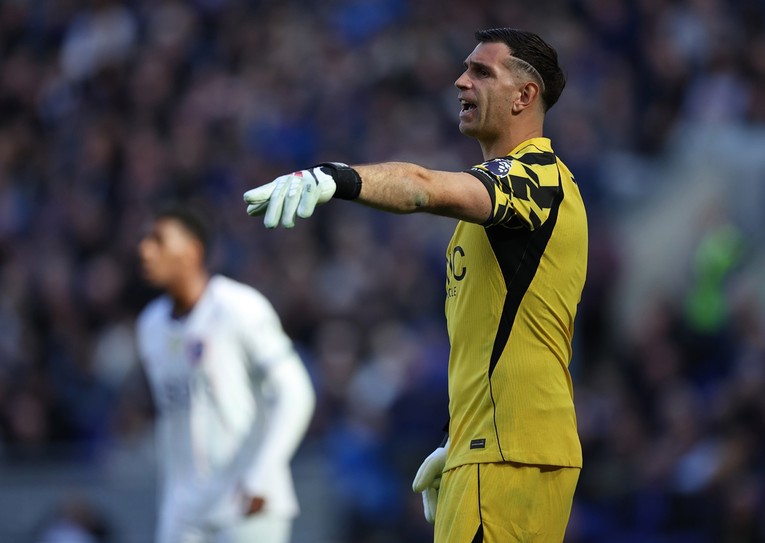 Emiliano Martinez u gadnom sudaru slomio kost u licu. Mora na operaciju