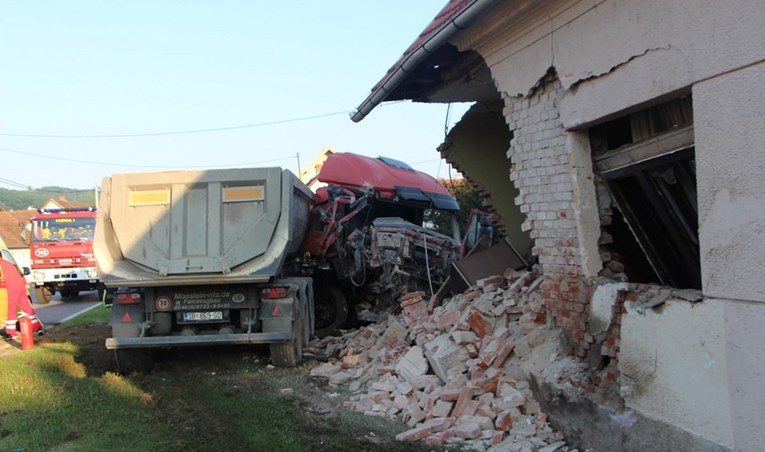 Kamion u Požegi uletio u kuću: "Na sreću, zaspala sam u kuhinji"