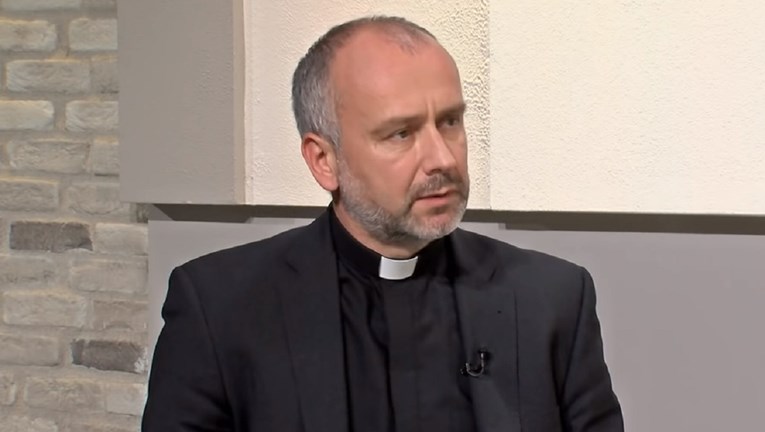 Svećenik u Osijeku će predstaviti knjigu o suvremenom odgoju
