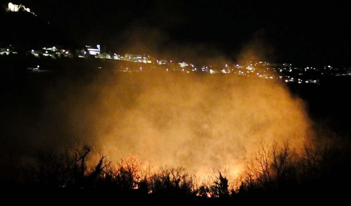 Gori kod Vrgorca, požar se širi na autocestu