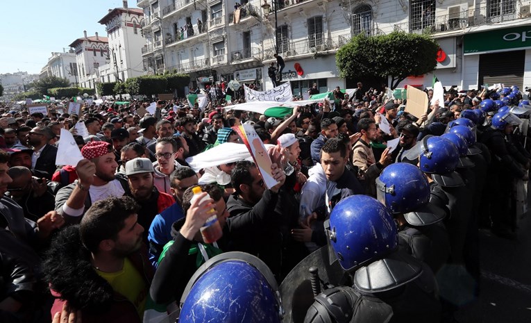 U prosvjedima u Alžiru 63 ozlijeđenih, među njima 56 policajaca