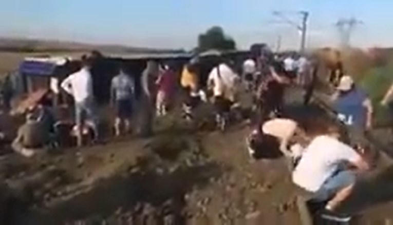 Vlak iskočio iz tračnica u Turskoj, najmanje 10 mrtvih i više od 70 ozlijeđenih
