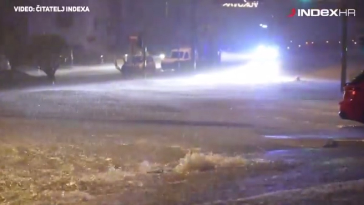Pogledajte snimke potopljene Makarske. Pod vodom kuće, restorani, garaže...