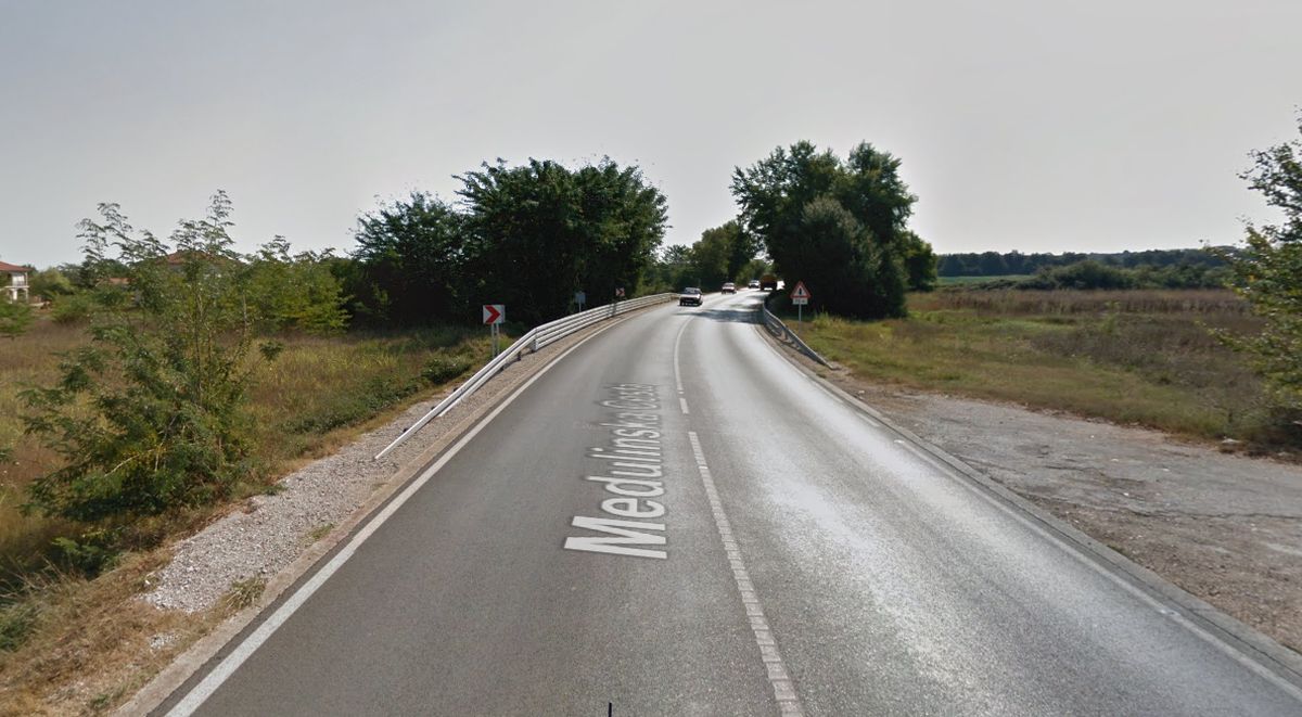 U sudaru dvaju auta kod Pule teško ozlijeđena curica koja je hodala po travi