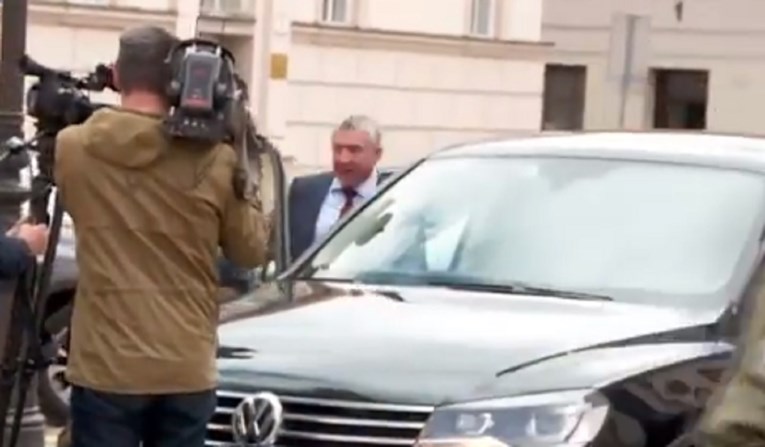 Ministar Štromar je toliko bježao novinarima da je zamalo ušao u krivi auto