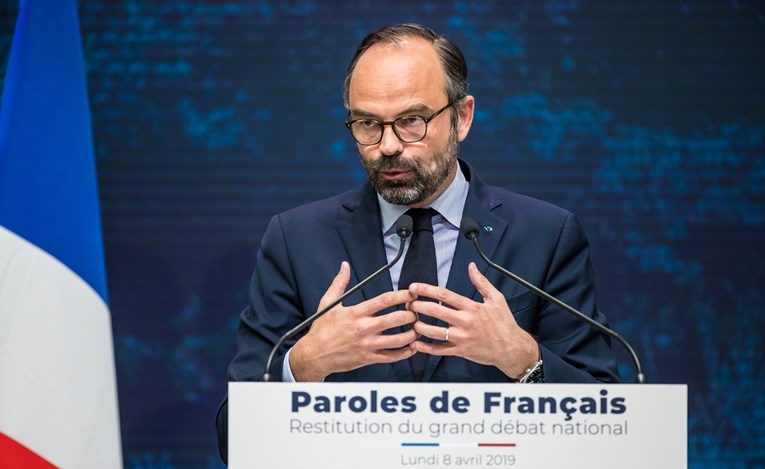 Francuski premijer nakon javne rasprave obećao smanjenje poreza