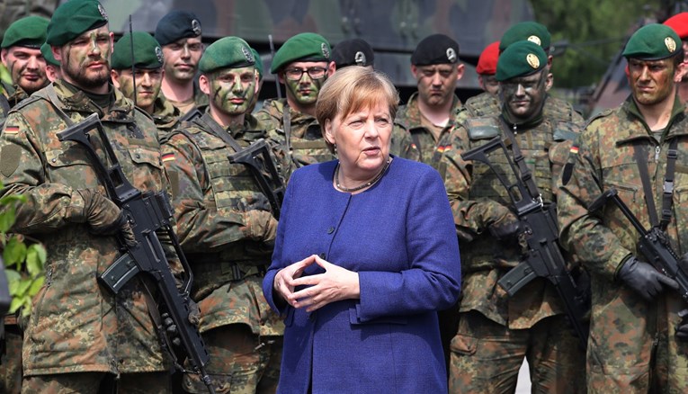 Merkel: NATO se mora usredotočiti na obranu Europe