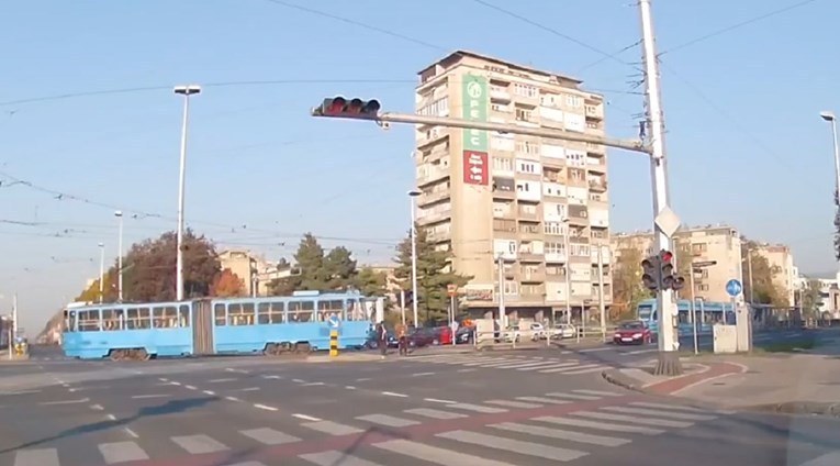 VIDEO Vozač u Zagrebu vozio u suprotnom smjeru pa se okrenuo nasred ceste