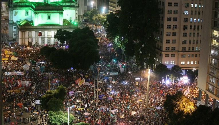 Deseci tisuća studenata prosvjedovali protiv vlade u Brazilu