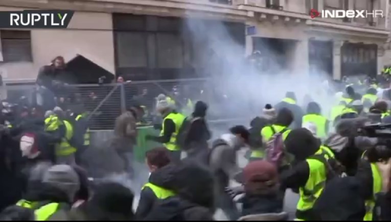 VIDEO Ova snimka pokazuje koliko je opasno sada biti na ulicama Pariza