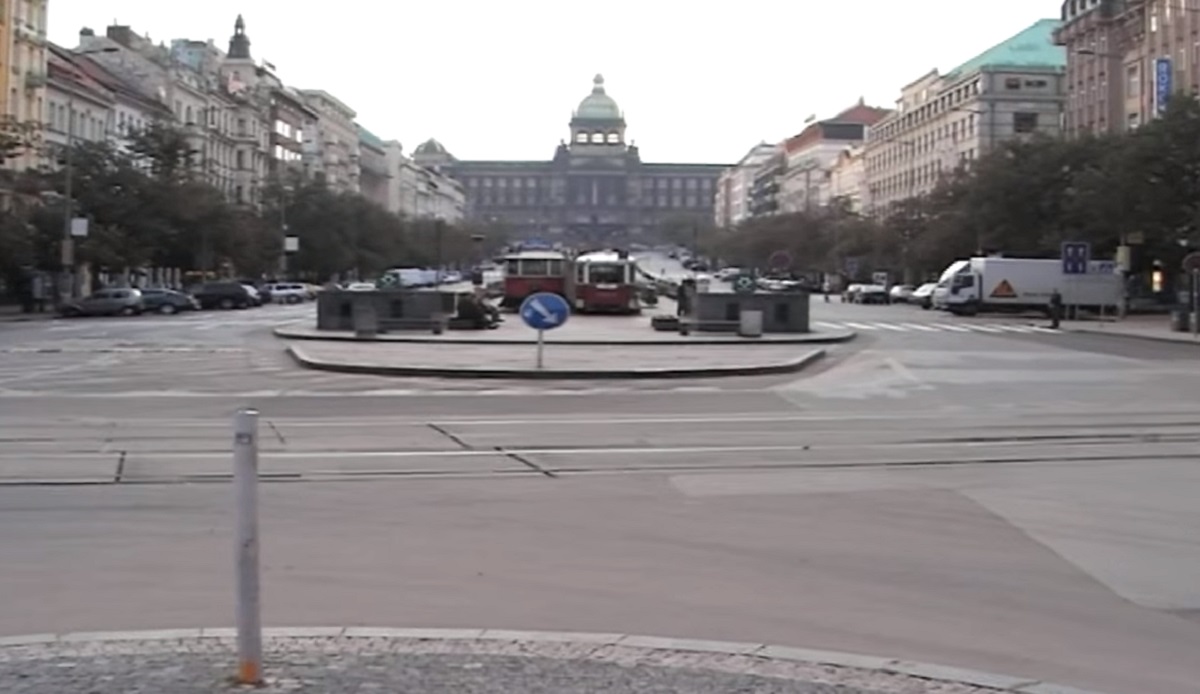 Pješaci u Pragu nenamjerno gaze po židovskim nadgrobnim spomenicima